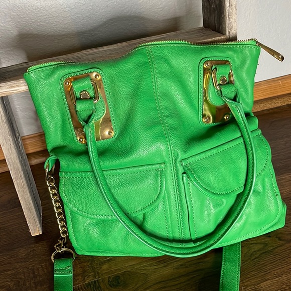 Steve Madden Handbags - 🫶🏽 Sale.
Steve Madden green bag/crossbody. Used. Zip doesn’t close.
